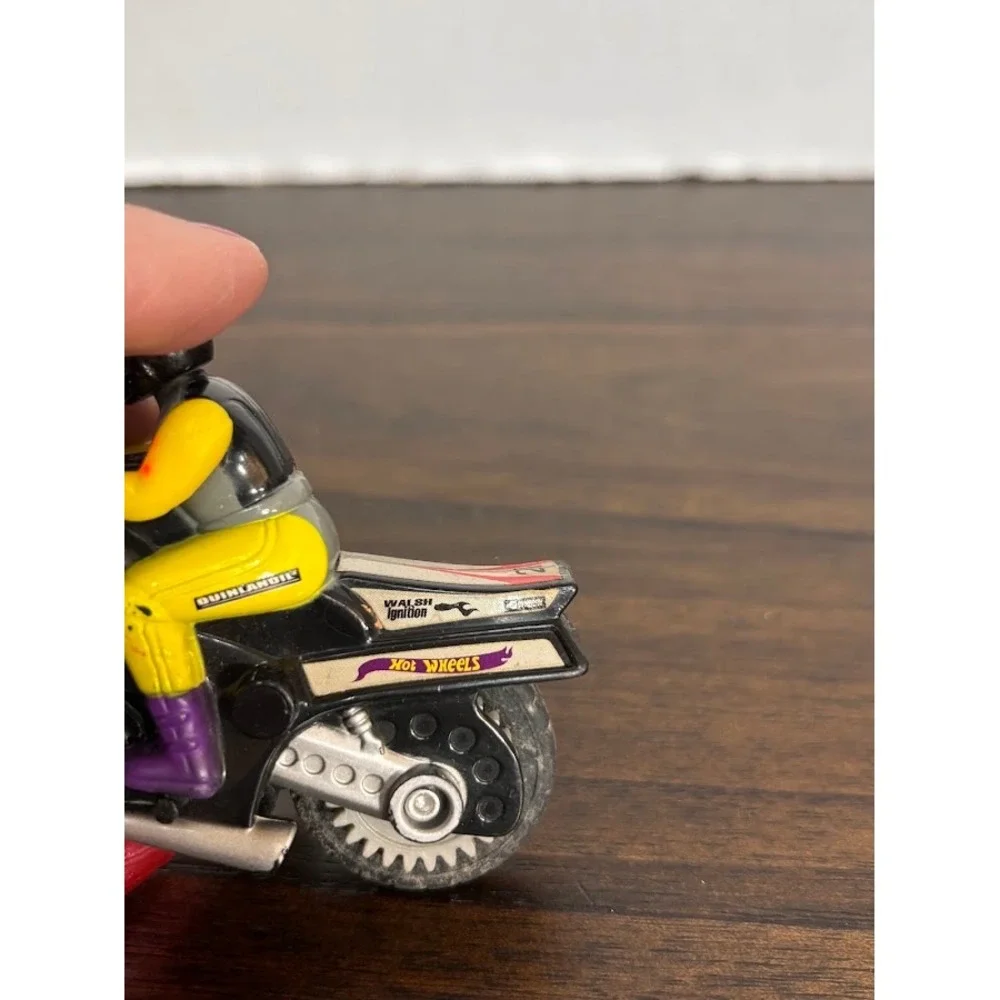 Hot Wheels Black Yellow Purple Racing Motorcycle with Rider Number 21 Toy